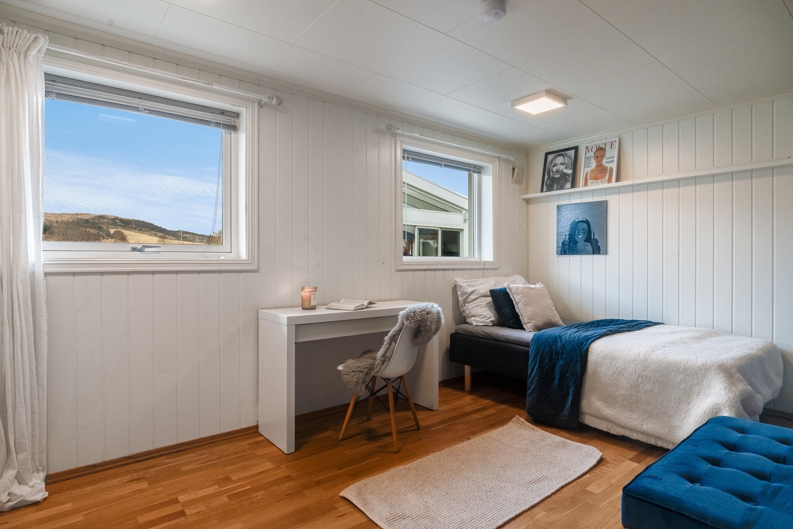 Romslig soverom innredet i lyse farger. Galleribilde