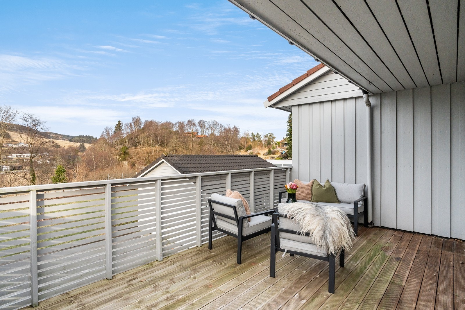 Overbygget gir behagelig skygge på solfylte dager og et lunt, skjermet sted å nyte uteplassen - også når sommerregnet kommer. Galleribilde