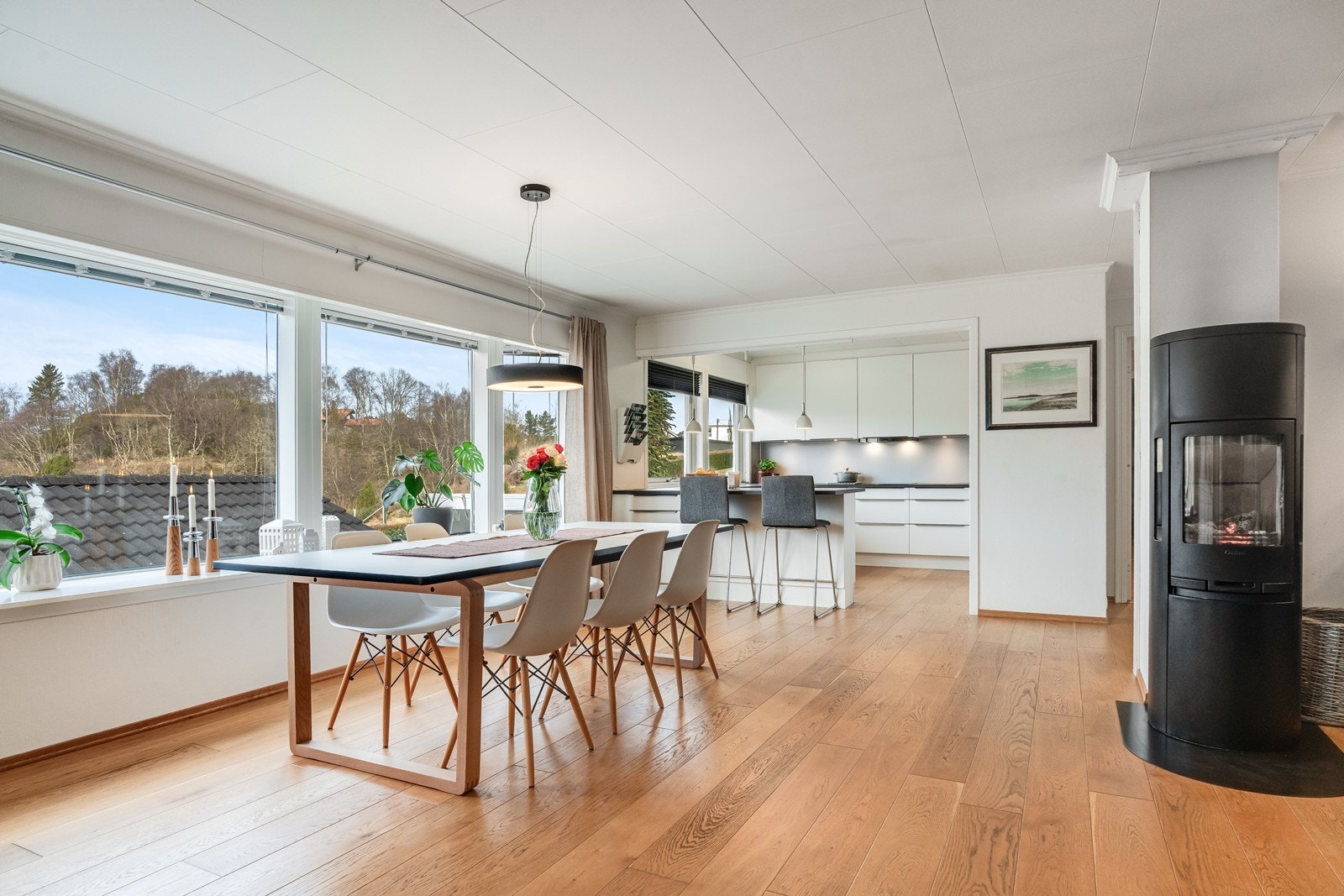 Oppholdsrommene i første etasje fremstår lyse og luftige, med store vindusflater som gir et svært godt lysinnslipp. Galleribilde