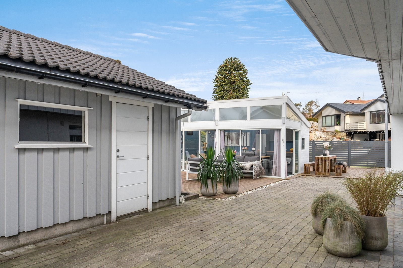 Uteområdet er stilrent og har flere ulike soner. Galleribilde