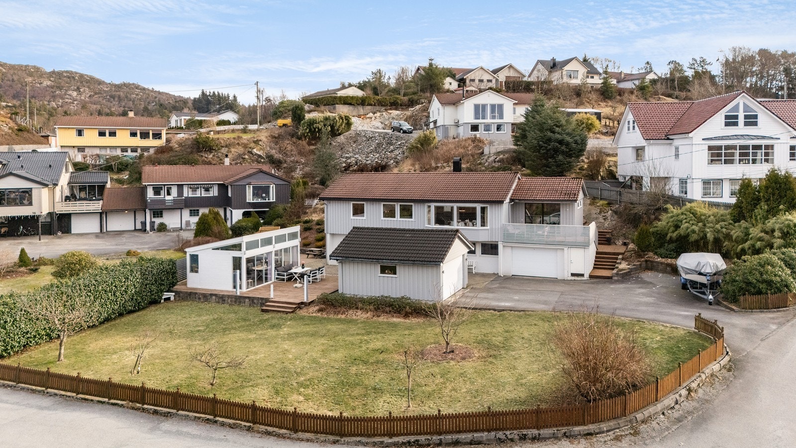 Eiendommen byr på svært kjekke uteområder med gode solforhold og god plass til både lek og avslapning. Galleribilde