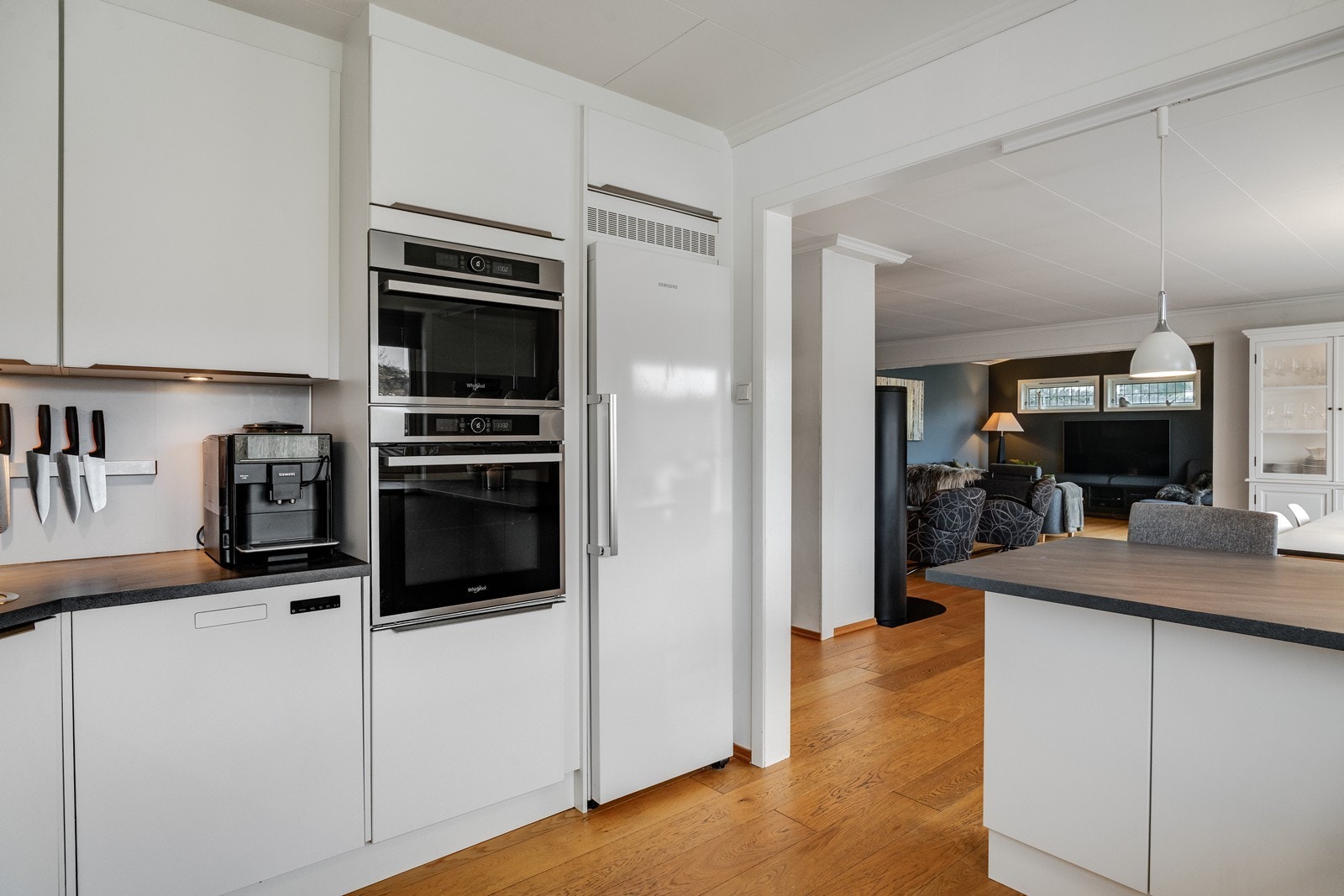 Integrert stekeovn og mikro i praktisk arbeidshøyde. Galleribilde