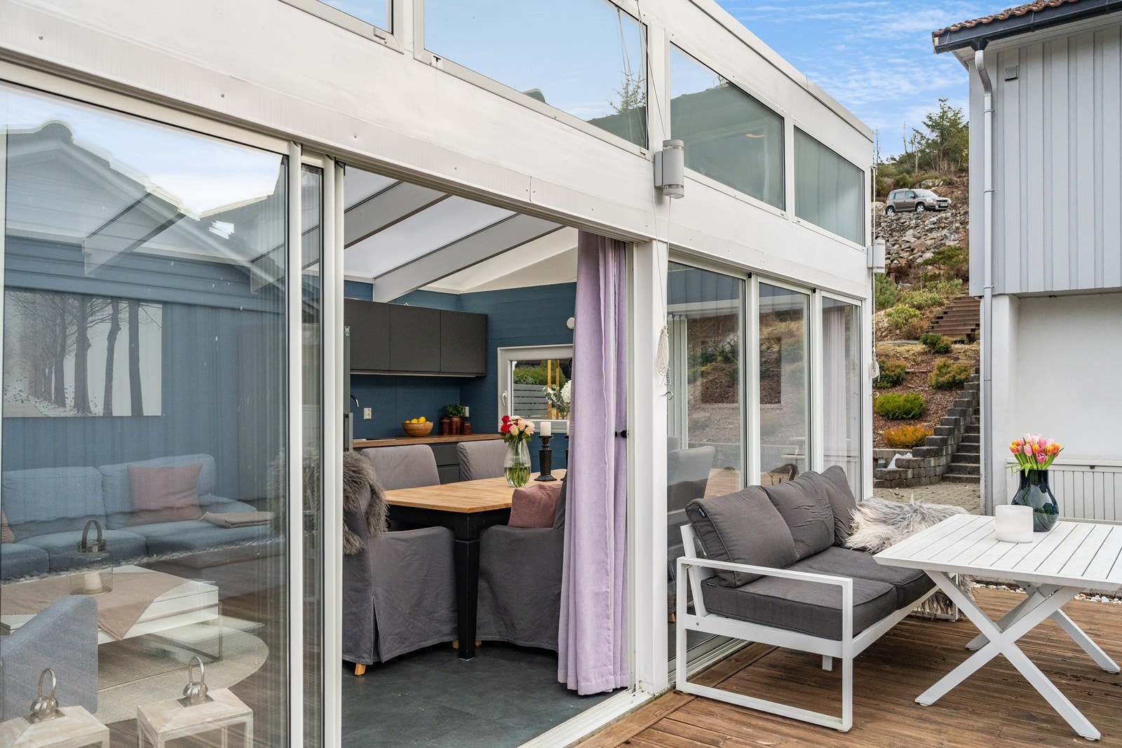 På kaldere dager kan man trekke inn i denne koselige hagestuen. Galleribilde