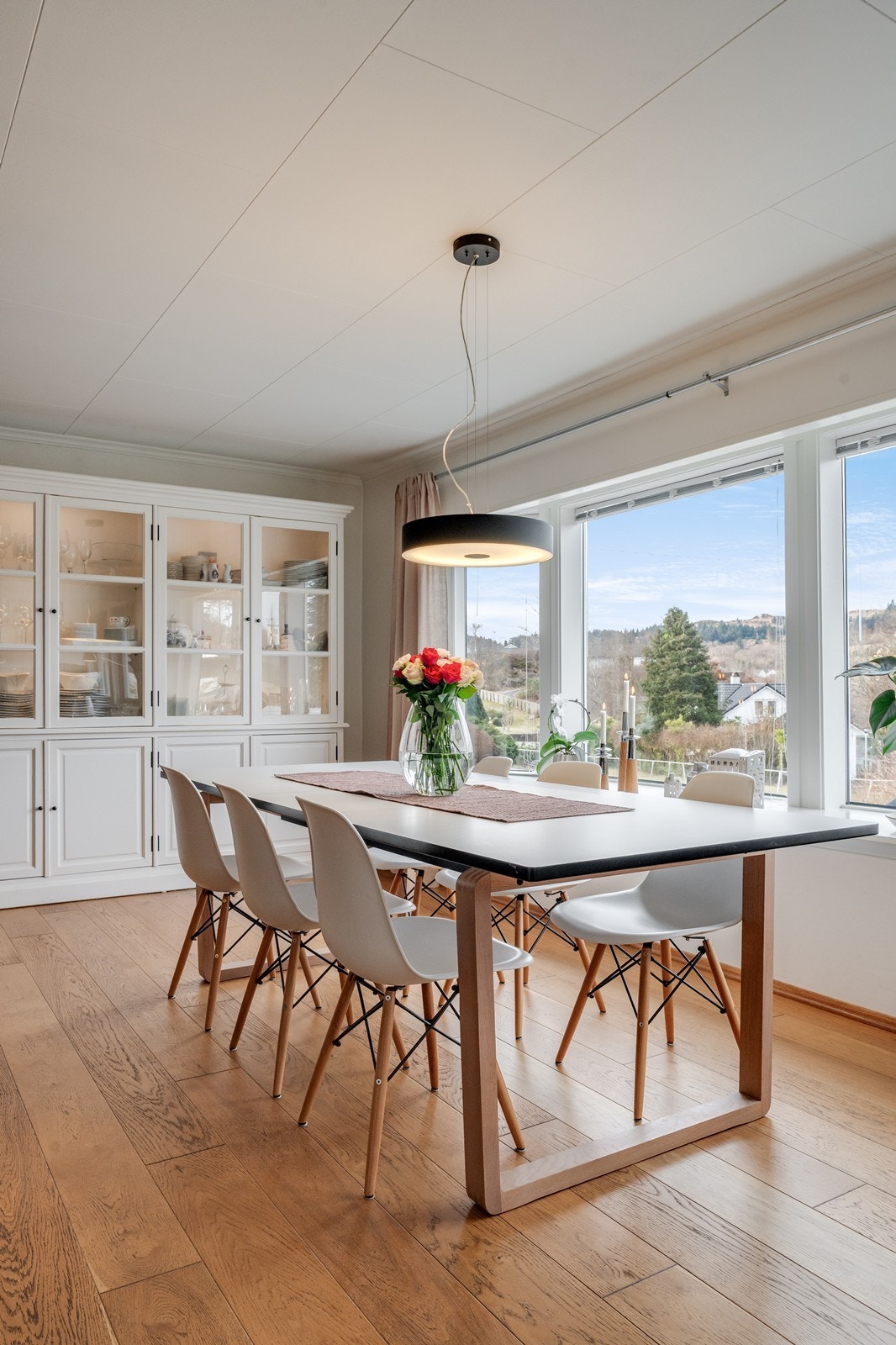 De store vinduene ved spisestuen slipper inn rikelig med lys og skaper en hyggelig ramme rundt måltidene. Galleribilde