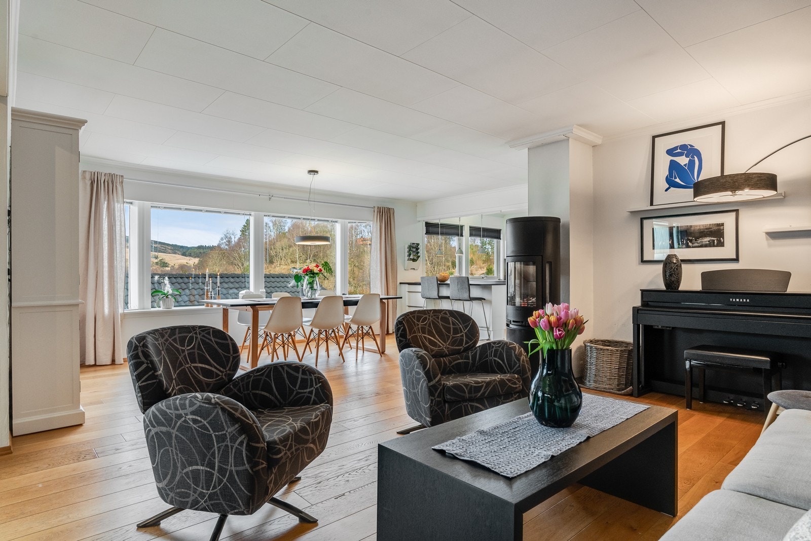 Stuen er svært romslig og byr på mulighet for møblering i ulike soner. Galleribilde