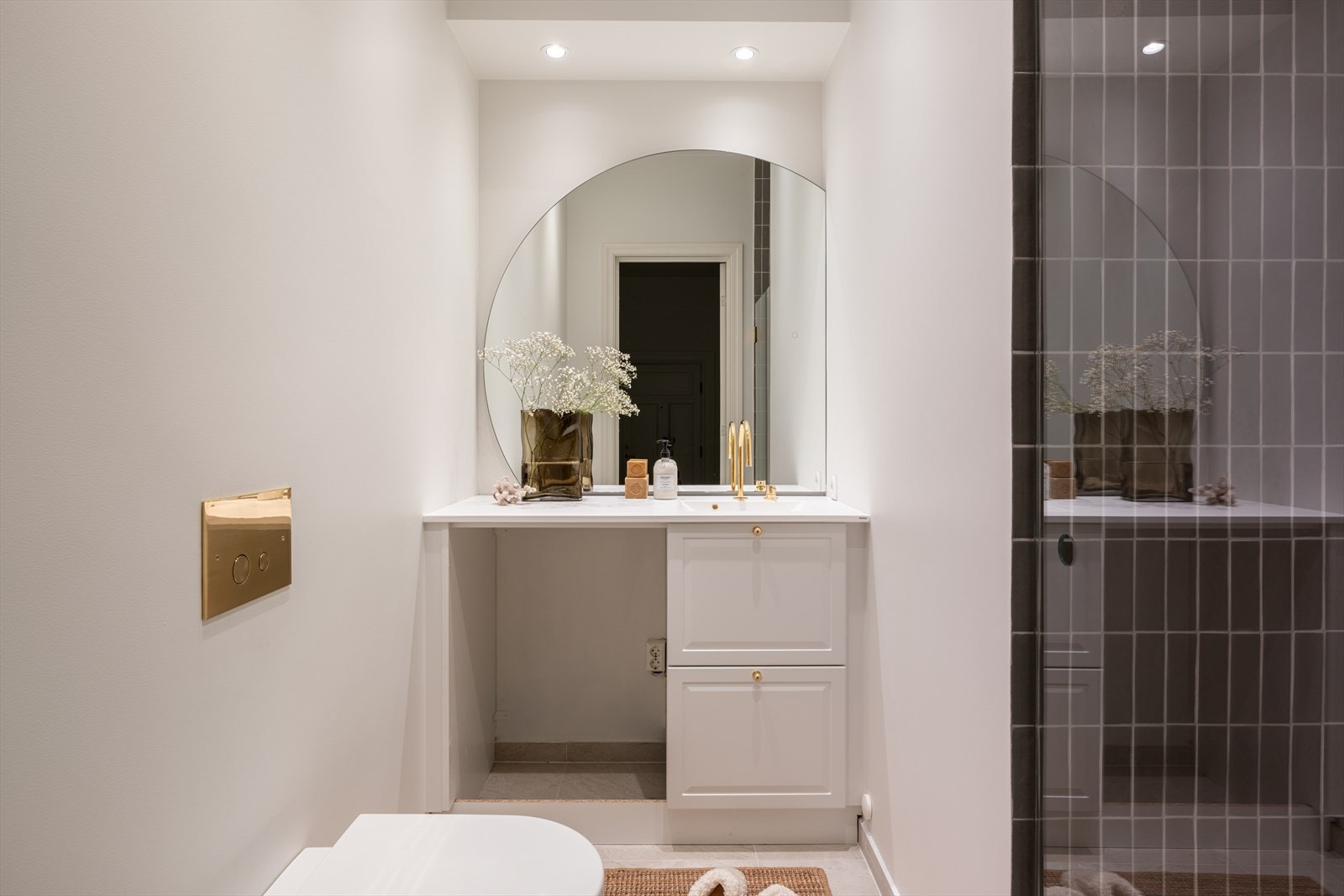 Badet har vakre fliser på gulv og i dusjsone, detaljer i oksiderende messing fra Tapwell og et unikt speil. Plass til å sette inn vaskemaskin til venstre for servant. Galleribilde