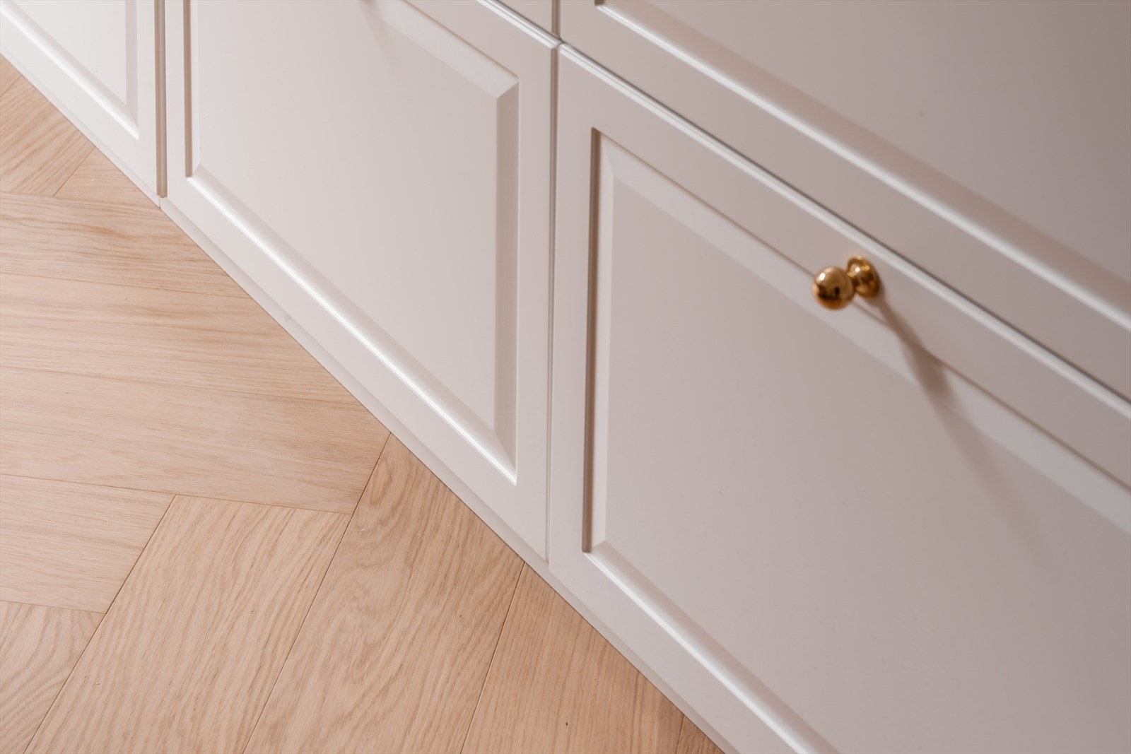 Selv om leiligheten er nyoppusset er den klassiske stilen bevart. Legg merke til den vakre fiskebeinsparketten i eik. Galleribilde