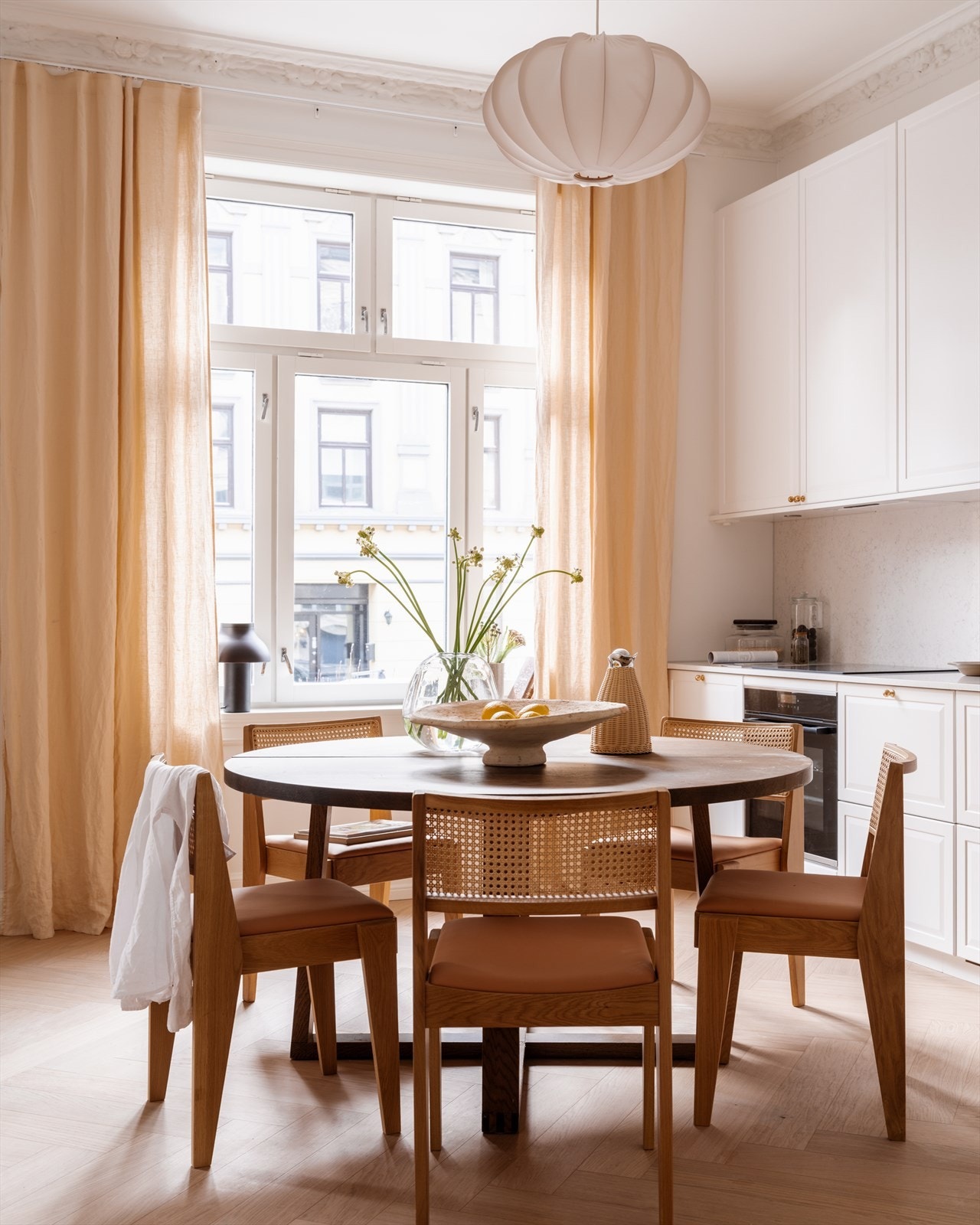 God plass til stort spisebord på kjøkkenet. Galleribilde