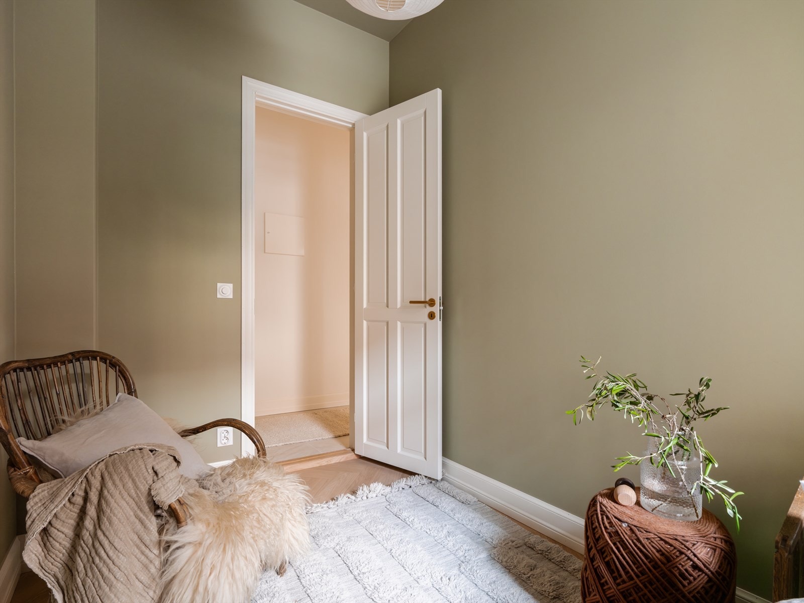 Soverom II. Dørene har ekstra høyde og er hele 2,4 meter høye. Normale dører er 2,1 meter. Galleribilde