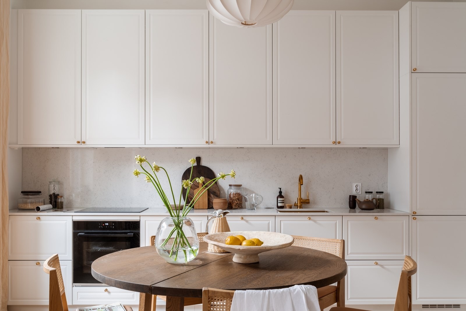 Åpen løsning mellom stue og kjøkken, noe som er både sosialt og praktisk. Vakre klassiske detaljer som rosett i tak gir rommet særpreg. Galleribilde