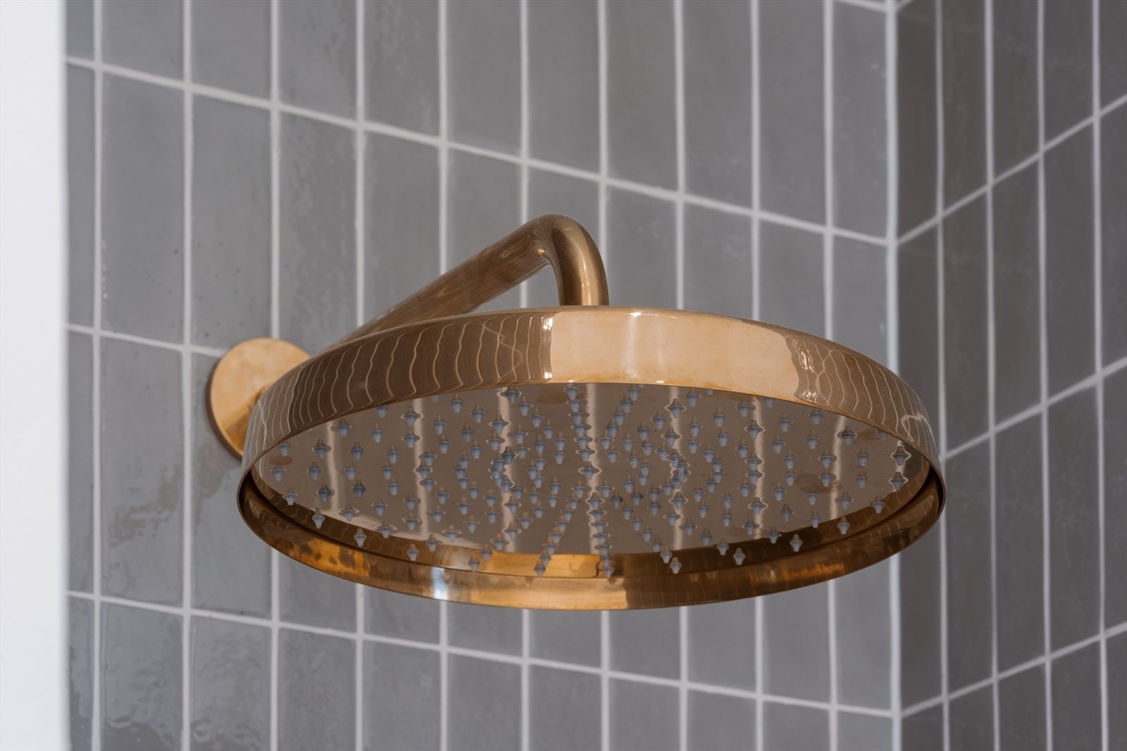 Til og med regnfallsdusj! Legg merke til at den er festet direkte i vegg så rørføringen er skjult bak flisene. Galleribilde