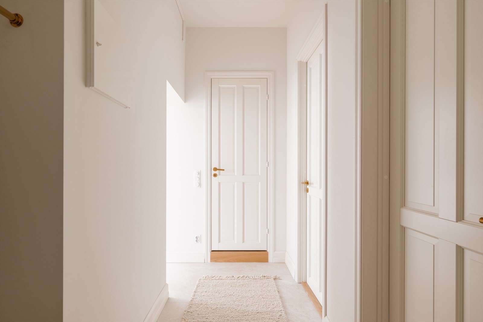 Lys og innbydende mellomgang med inngang til alle rom. Galleribilde