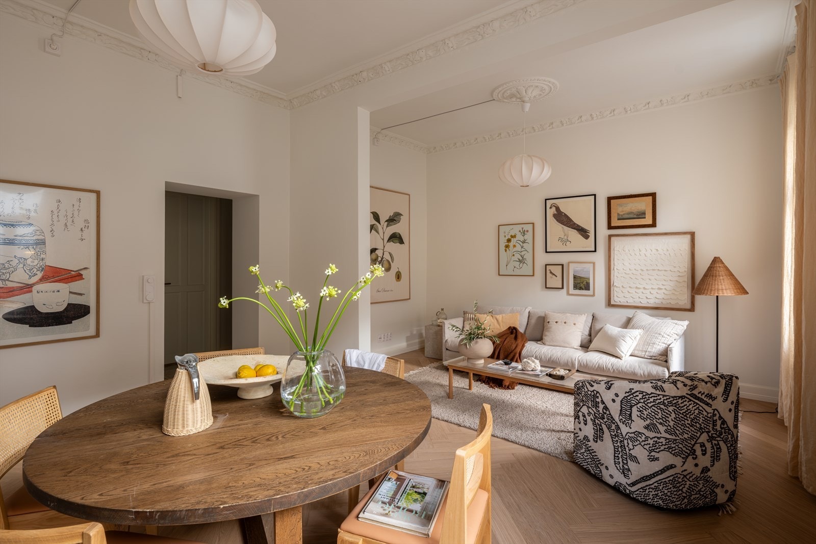 Det, i kombinasjon med den generøse takhøyden på 3,06 meter og de store vindusflatene, gjør at rommet virker veldig romslig. Galleribilde