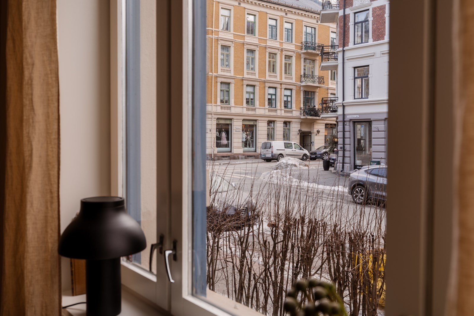 Hyggelig utsikt fra vinduene mot vakre, klassiske gårder i nabolaget. Hekken foran vinduet blir helt grønn om sommeren. Galleribilde