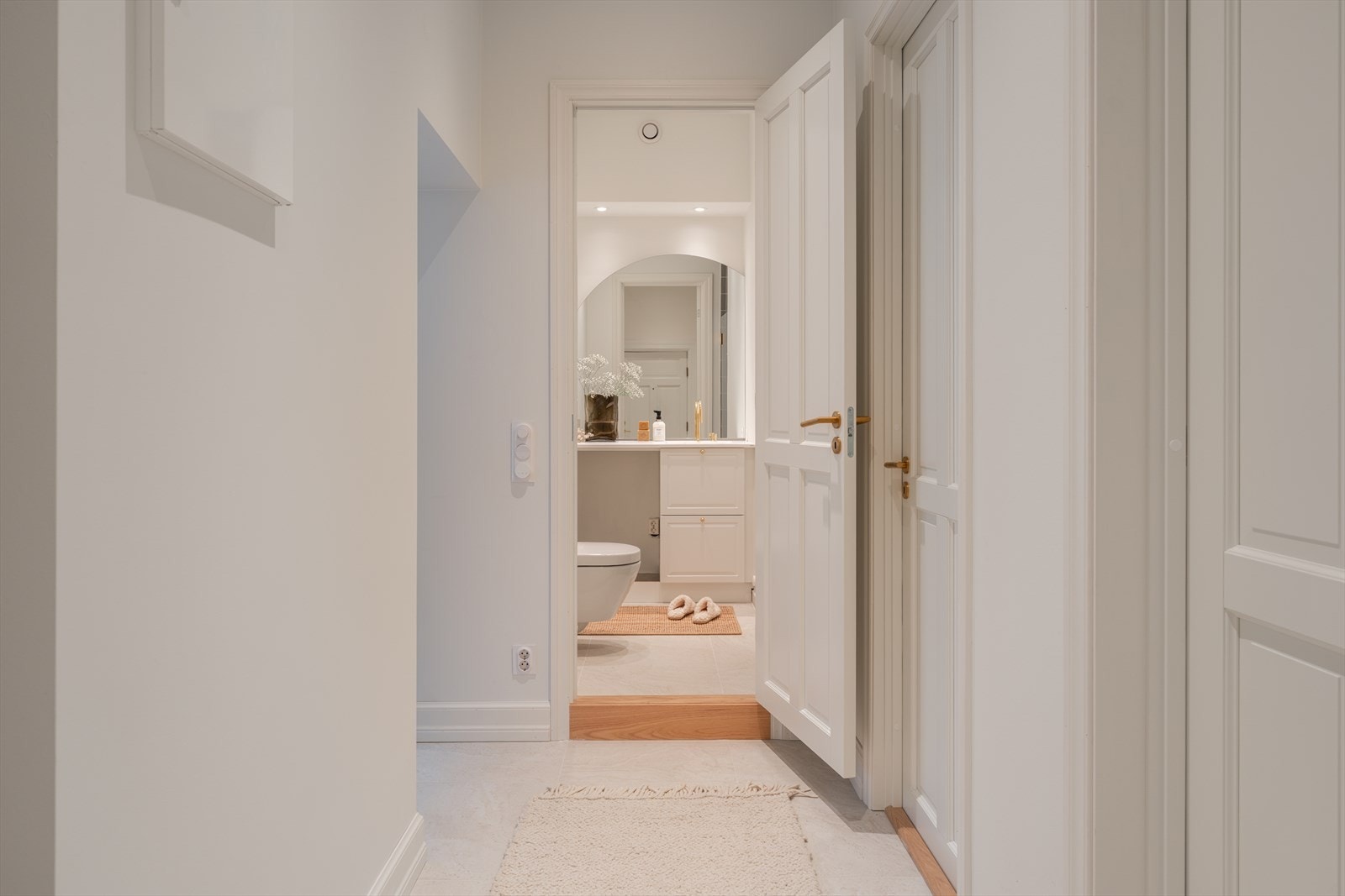 Meget praktisk at badet ligger midt i leiligheten med kort vei fra alle rom. Galleribilde