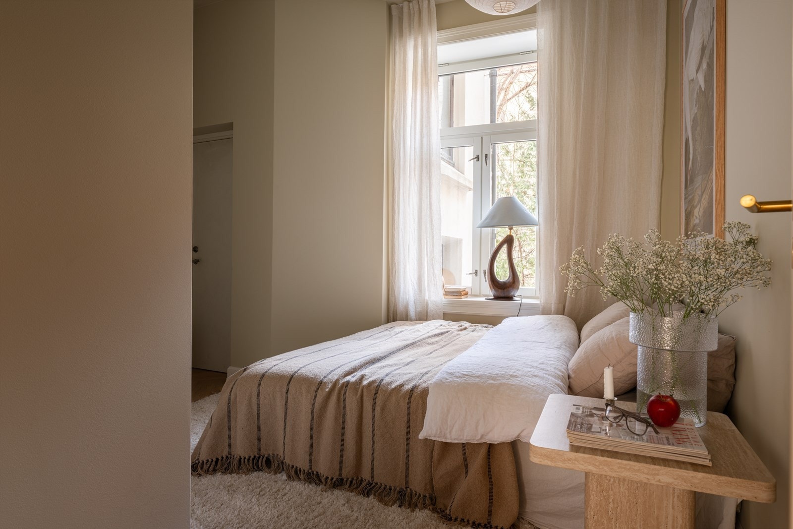 Hovedsoverom med god plass til dobbeltseng, nattbord og skap. Galleribilde