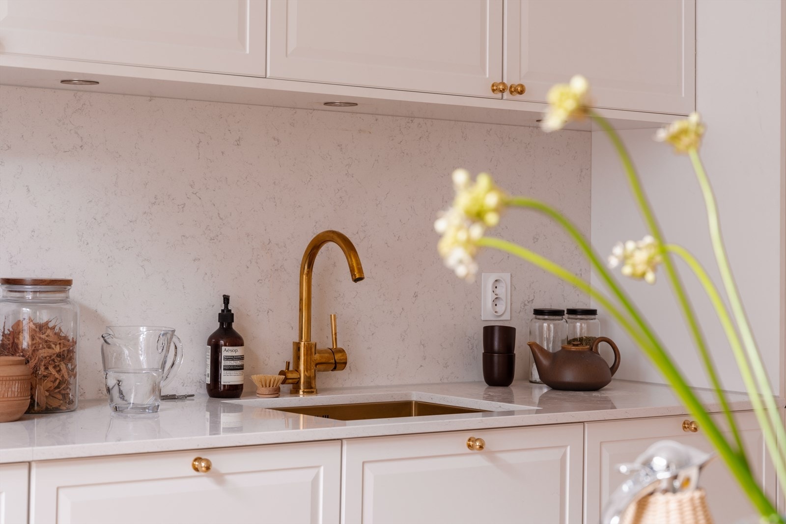 Fine detaljer i messing går igjen i de fleste rom. Galleribilde