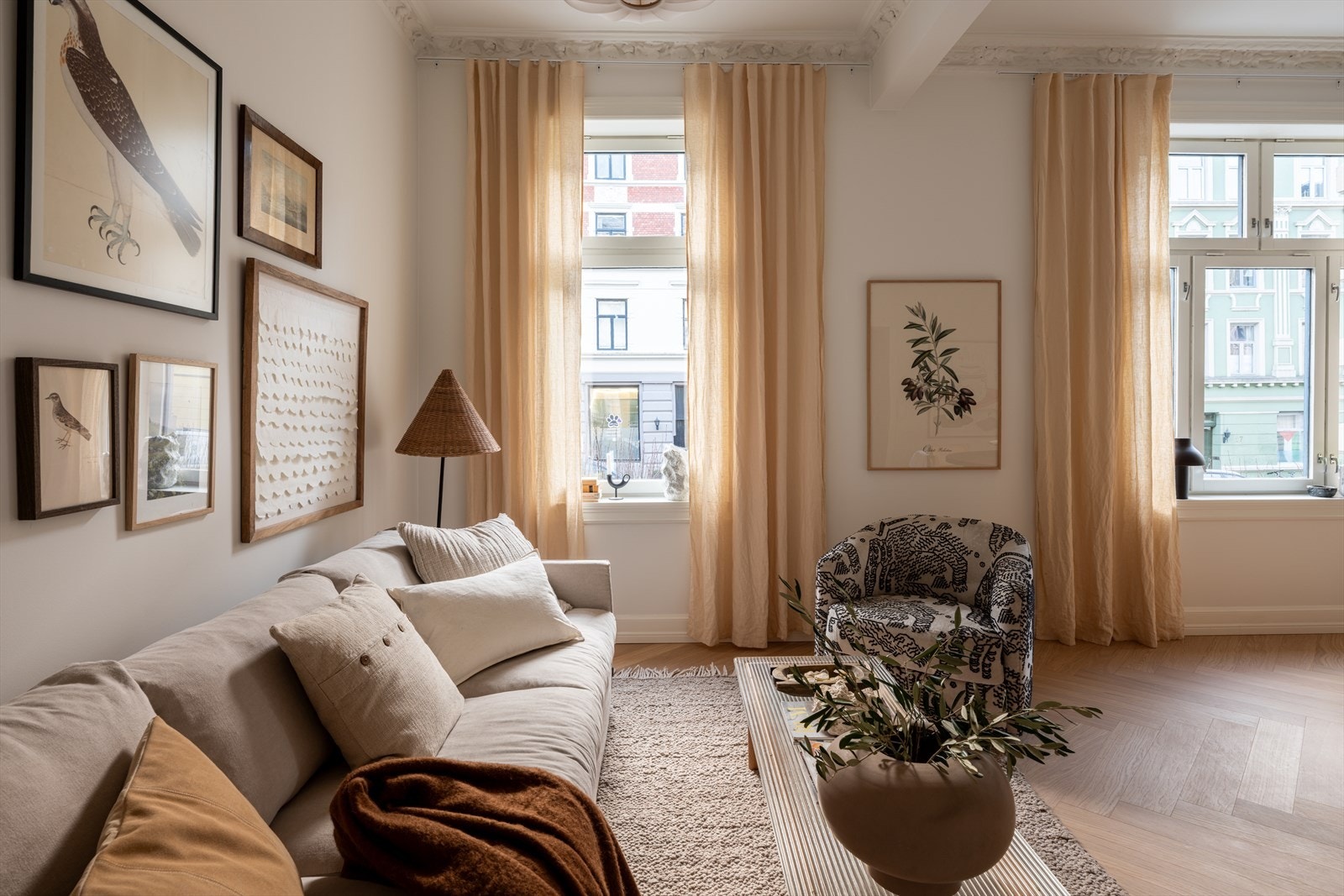 Leiligheten ligger i en høy 1. etasje med forhage mellom bygård og fortau. Galleribilde