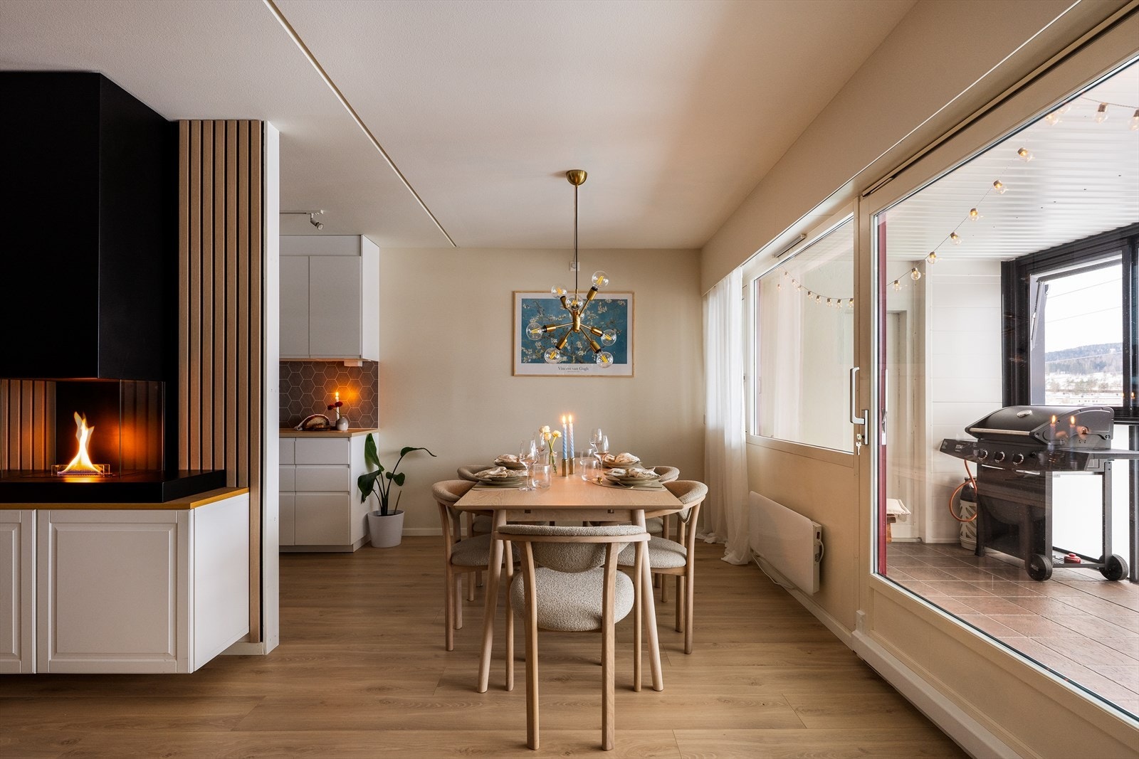 Det er plass til egen spisegruppe i tilknytning til kjøkkenet. Galleribilde