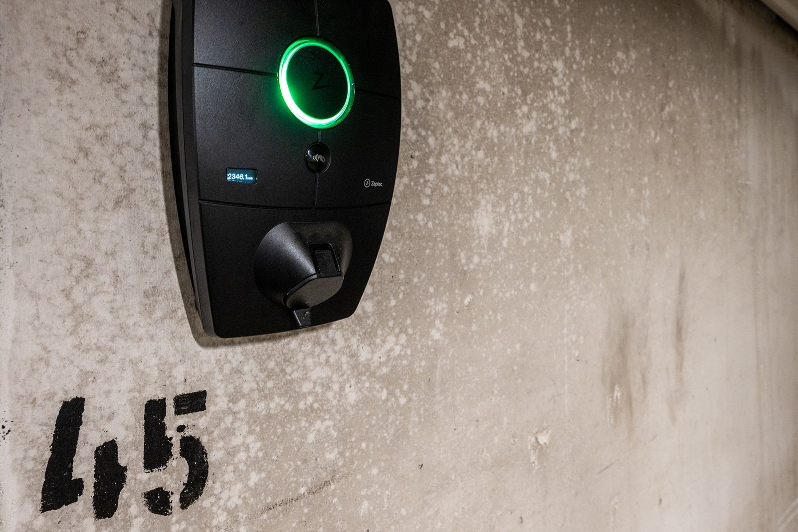 Det er montert elbil-lader på plassen. Galleribilde