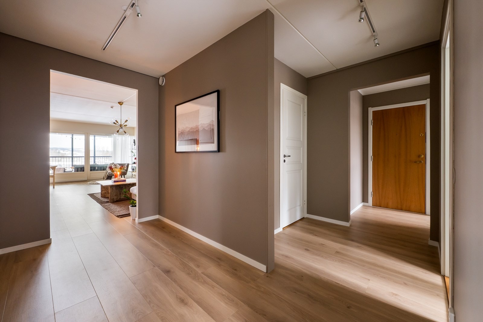 Romslig Eentrè med adkomst til innvendig bod. Galleribilde