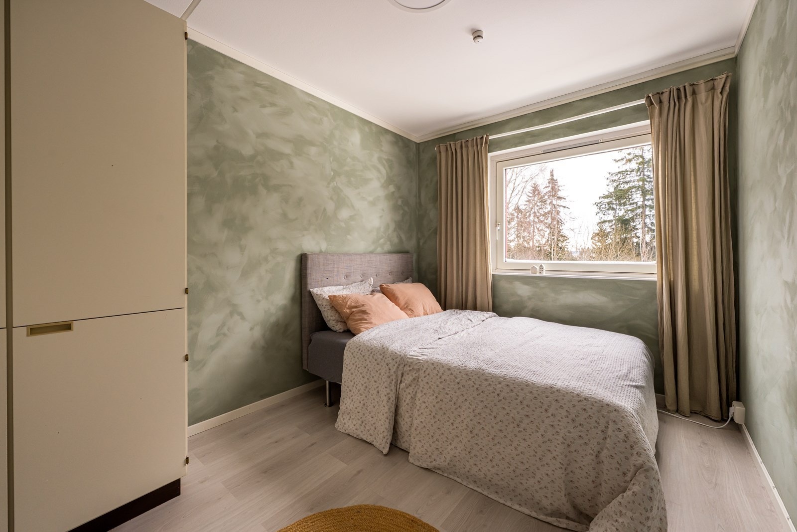 Soverom 2. Dette rommet har også god plass til seng og nattbord på hver side. Galleribilde