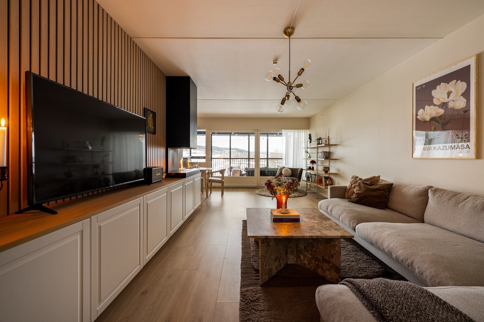 De store vindusflatene slipper godt med lys inn i rommet. Galleribilde