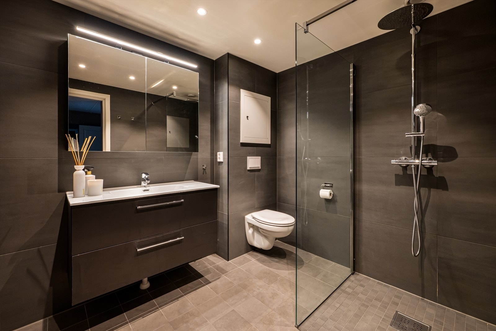 Delikat flislagt baderom, pusset opp i regi av borettslaget i 2021/2022. Galleribilde