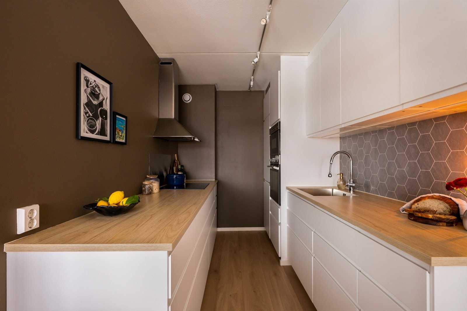 Praktisk, tidløst og lyst IKEA-kjøkken med åpen løsning og moderne uttrykk. Galleribilde