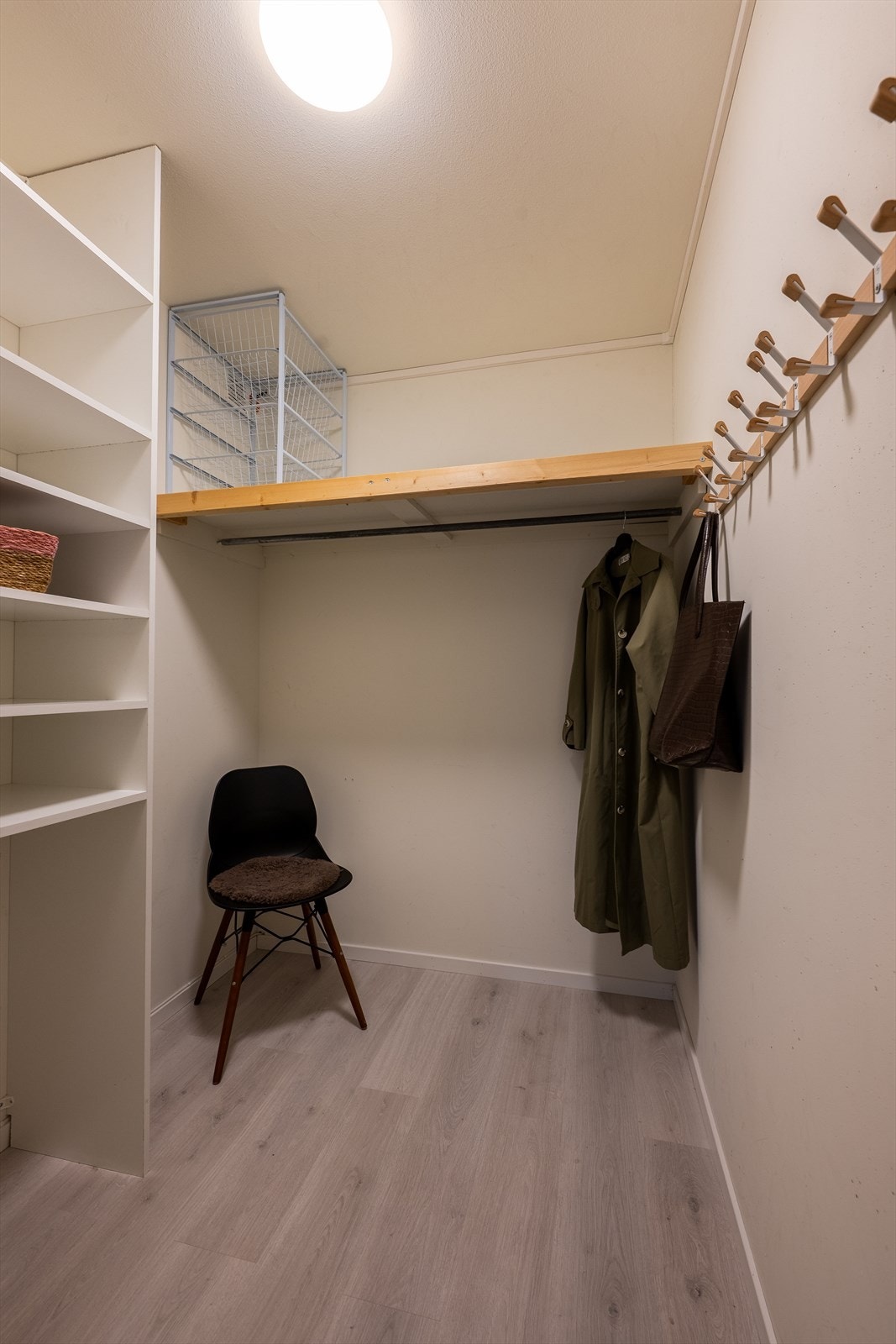 Innvendig bod som tilbyr godt med lagringsplass. Galleribilde