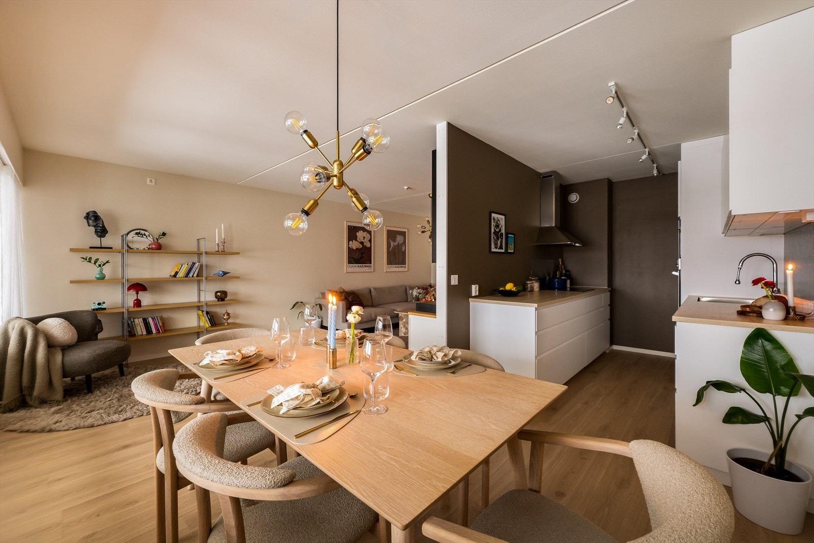 Stuen har god plass til å møblere i flere soner med både sofagruppe og spisebord. Galleribilde