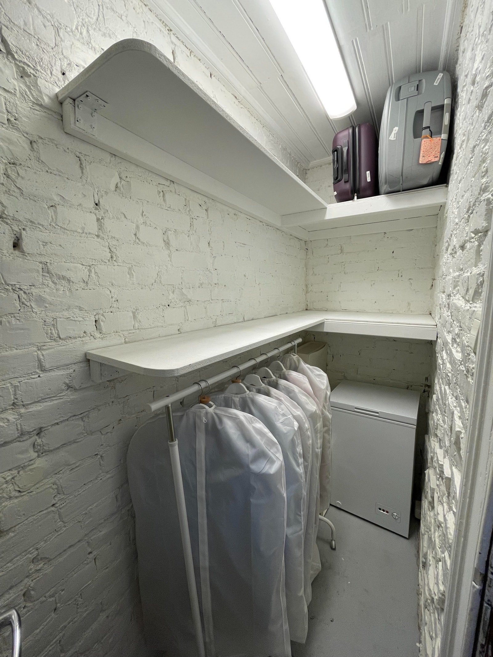 Bod nummer 2 med god oppbevaringsplass Galleribilde