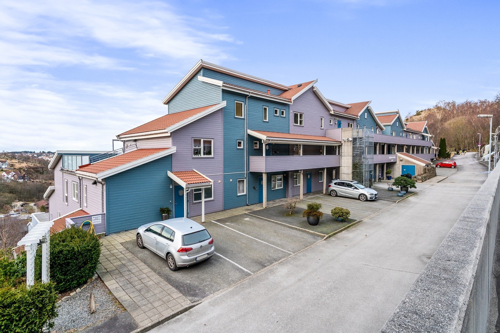 Fasade og gjesteparkering Galleribilde