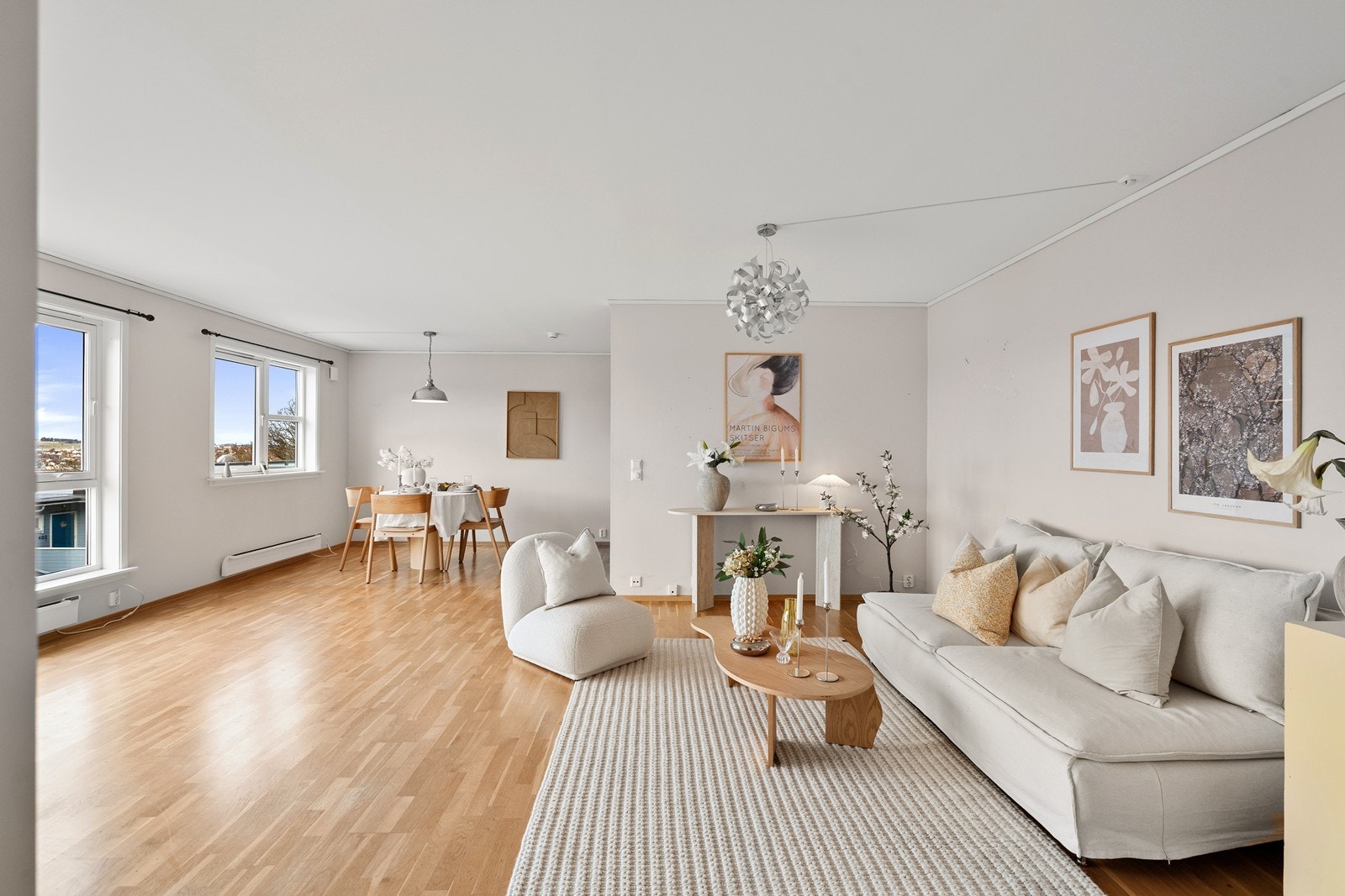 Stuerom har store vindusflater som slipper inn godt med dagslys. Dette gir rommet et lyst og luftig preg. Galleribilde