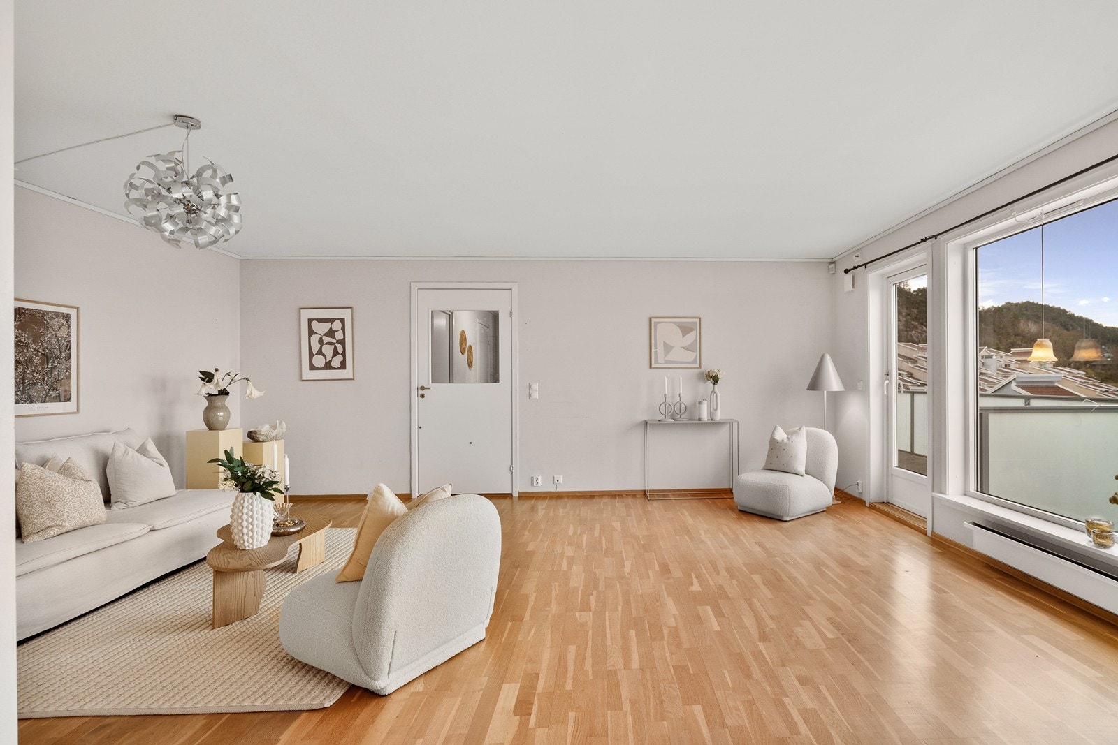 Stuen har utgang til solrik balkong med flott utsikt. Galleribilde