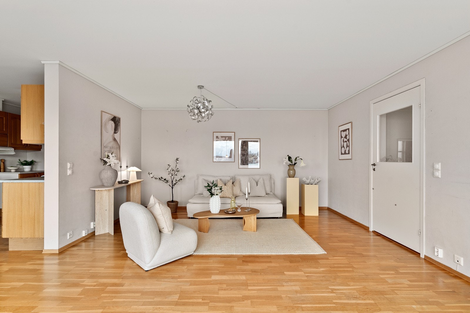 Praktisk romløsning med kjøkken skjermet fra stuerommet. Galleribilde