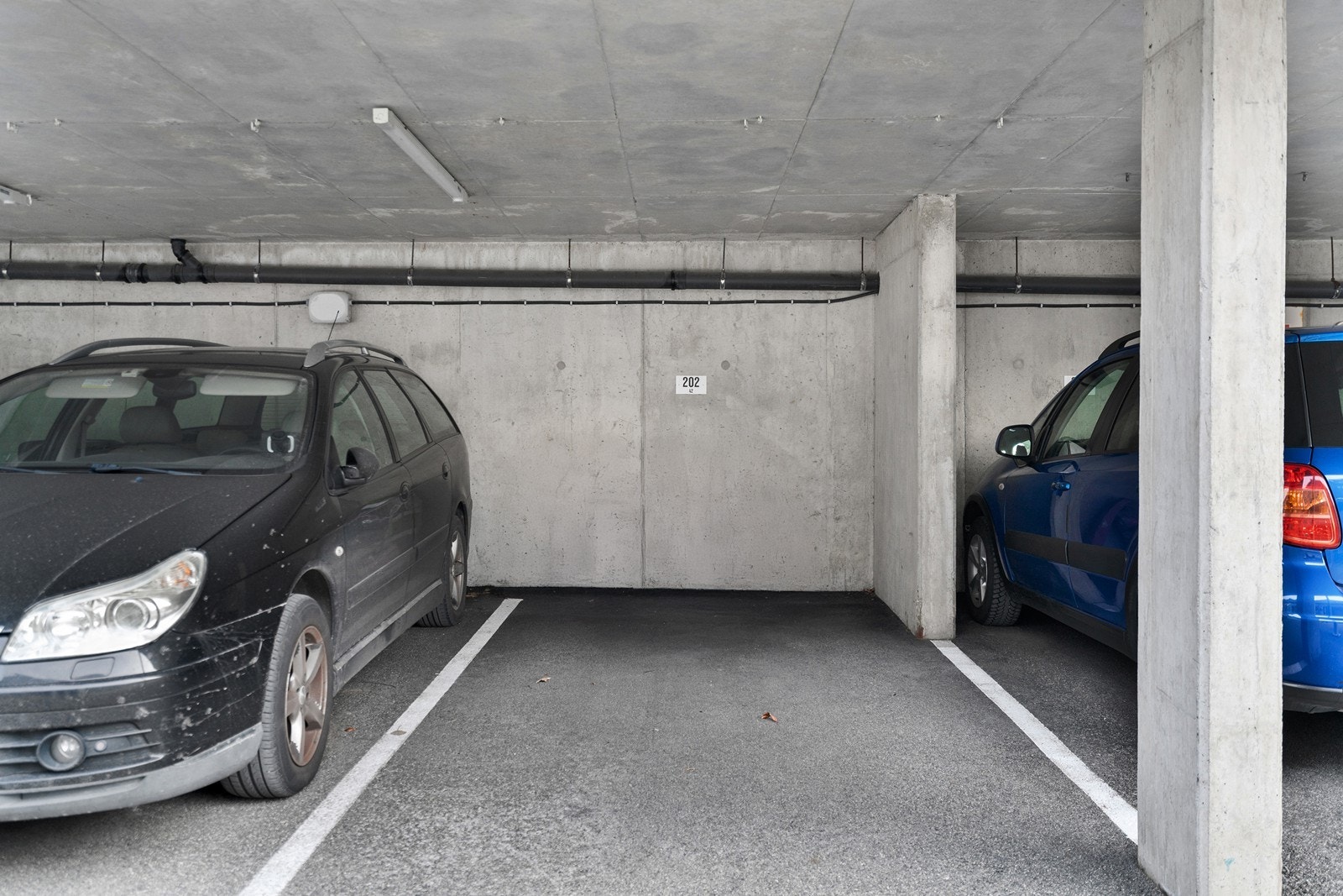 Fast parkering under tak. Mulighet for el-lader. Galleribilde