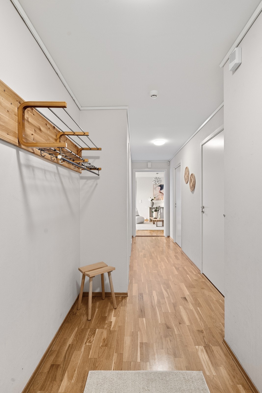 Entre og gang i mot leilighetens rom. Galleribilde