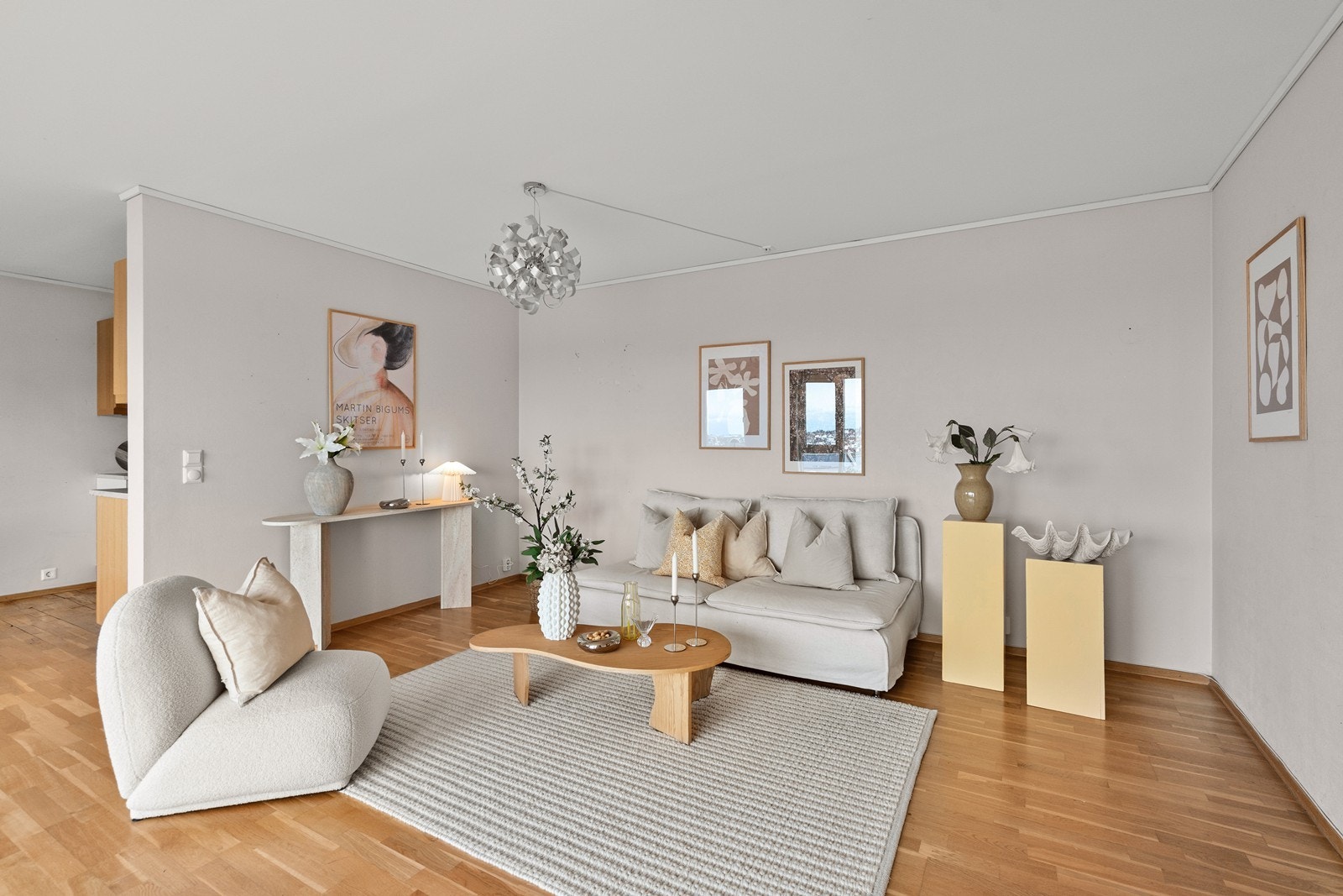 Lys og innbydende stue med mange møbleringsmuligheter. Galleribilde