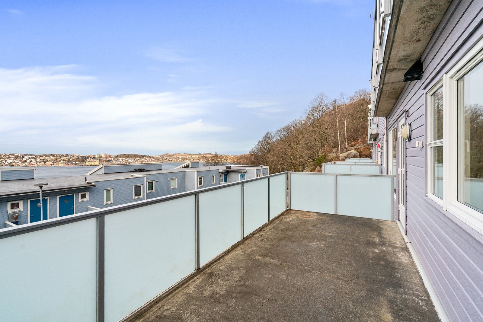 Romslig solrik balkong. Galleribilde