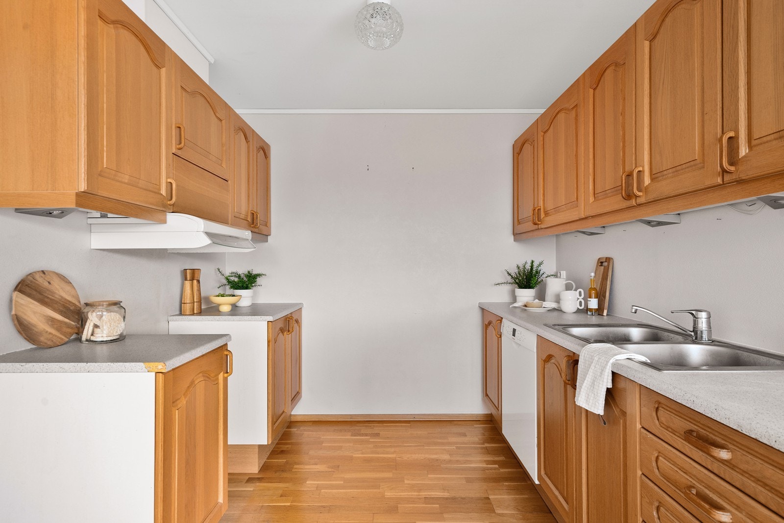 Kjøkken ligger delvis skjermet fra stuerommet. Her er godt med skap og benkplass. Galleribilde