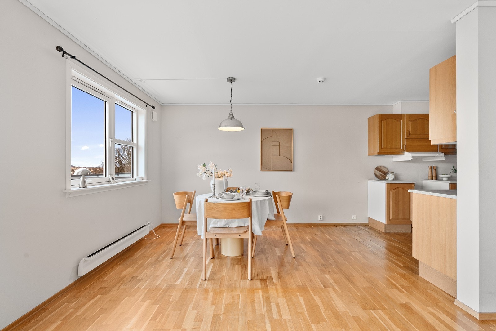 Romslig spiseplass i bakkant av kjøkken. Galleribilde