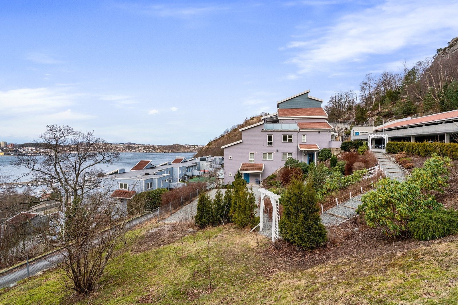 Flott utarbeidet fellesområder med variert beplantning av busker og blomster. Galleribilde
