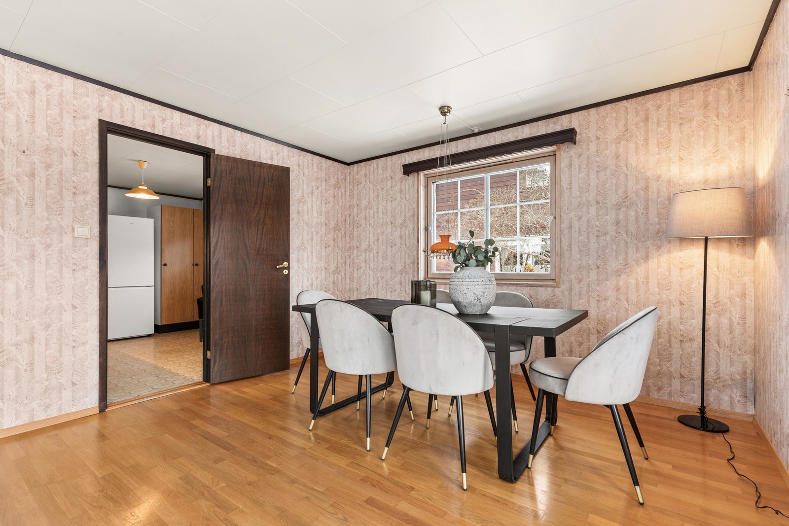 God plass til spisestue Galleribilde