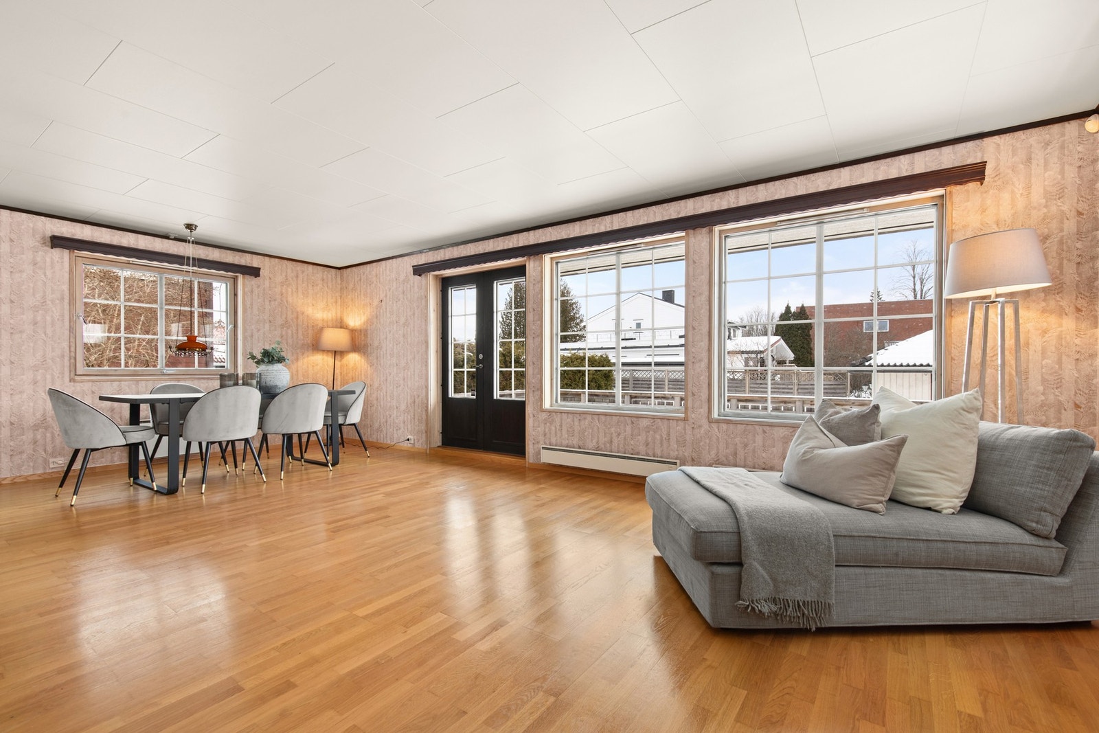 Stor lys stue md direkte tilkomst til solrik terrasse Galleribilde