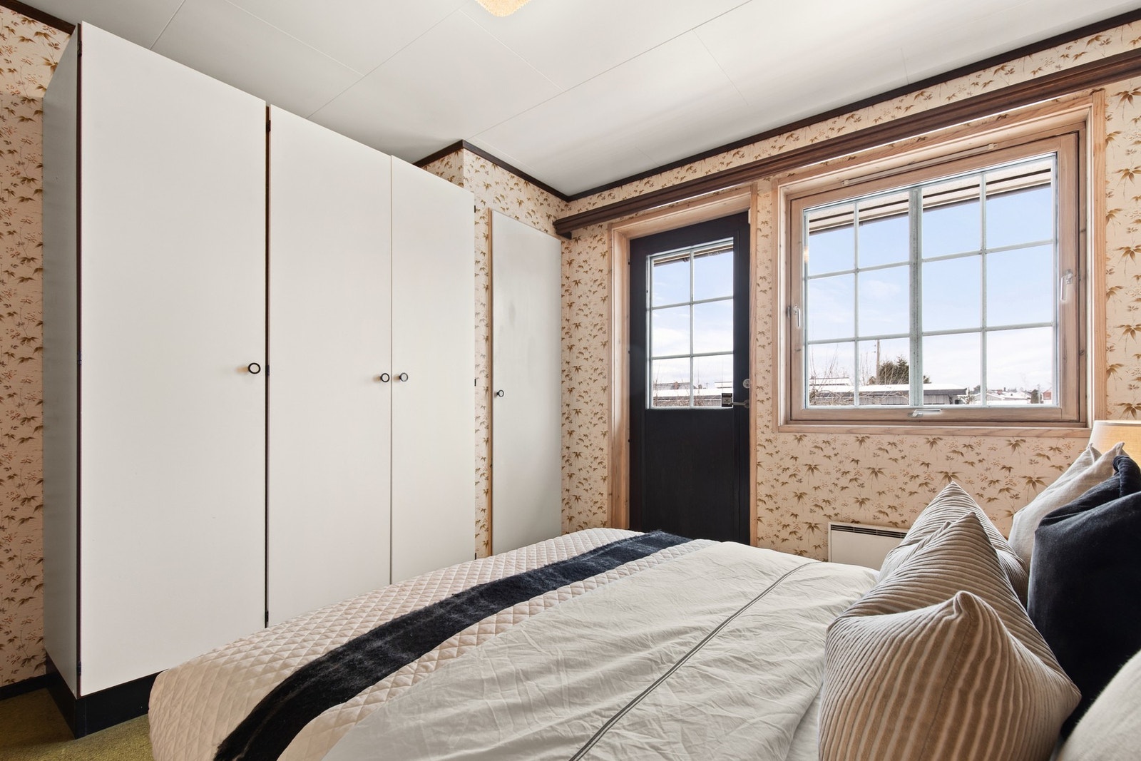 Stort soverom med godt med skapplass. Direkte tilkomst til terrasse Galleribilde