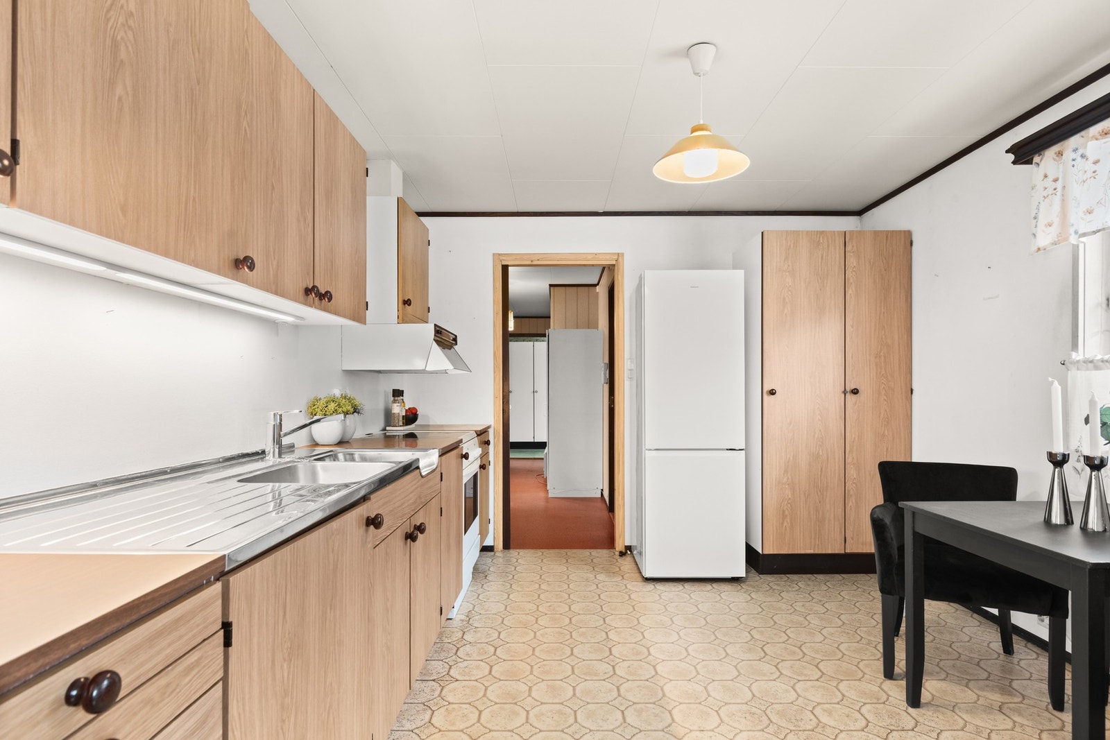 Stort kjøkken med plass til hyggelig spiseplass Galleribilde