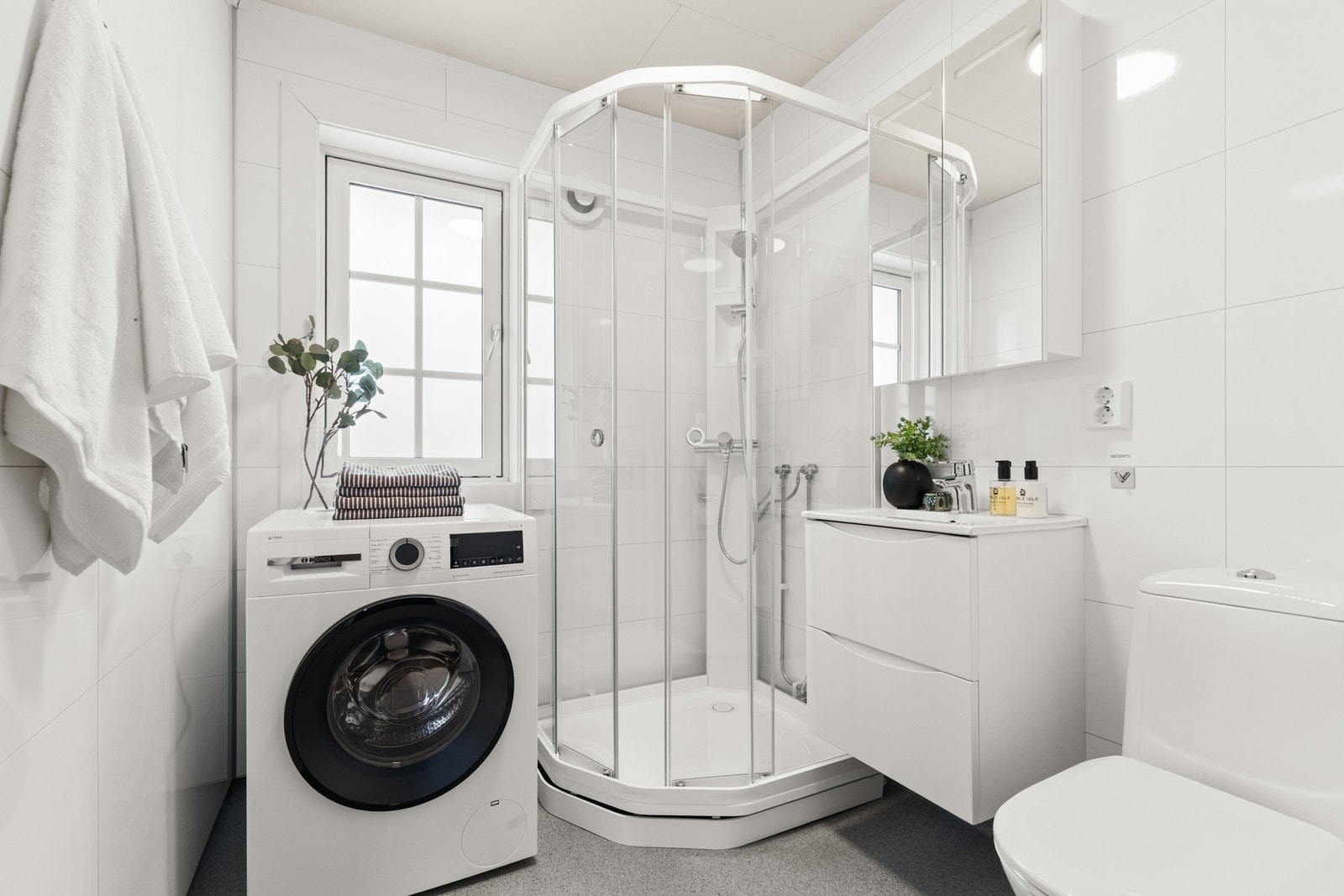 Bad med enkel standard. Dusjkabinett, wc, vask, plass til vaskemasin Galleribilde