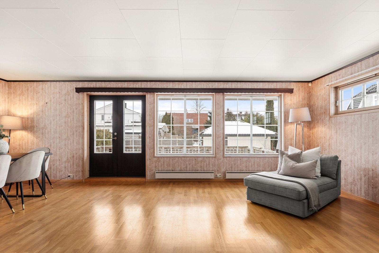 Store vindusflater gir goodt med lys Galleribilde