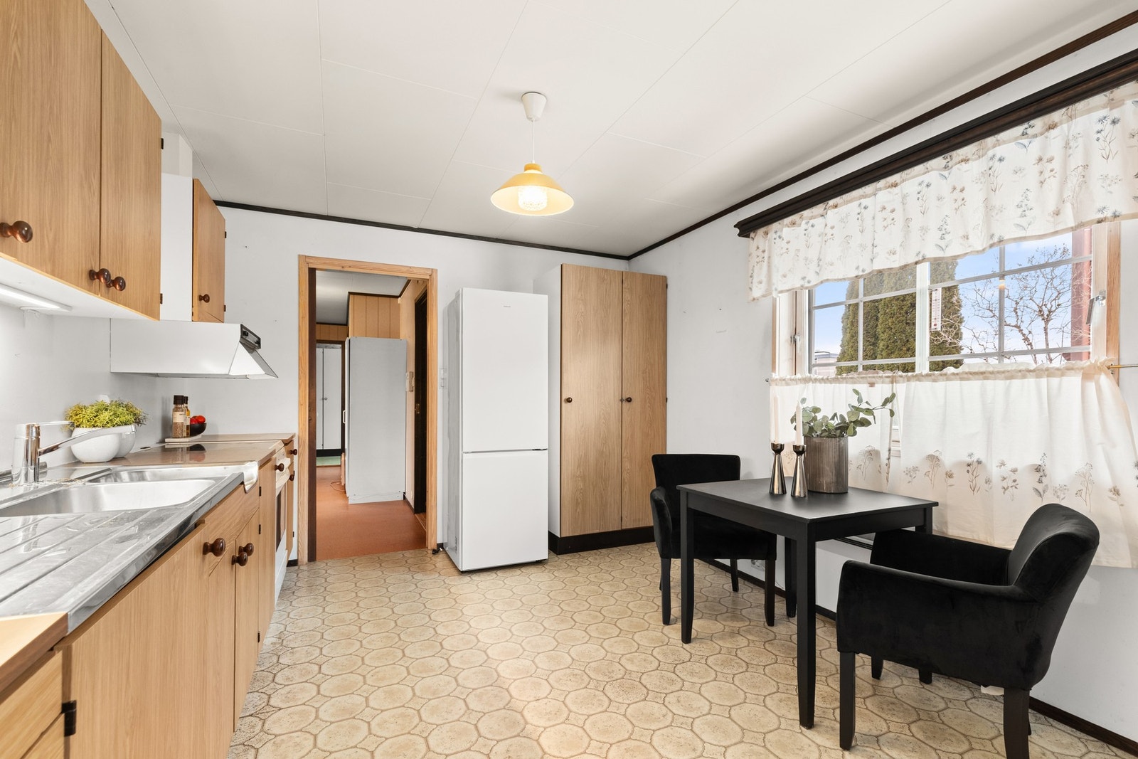 Stort kjøkken med plass til hyggelig spiseplass Galleribilde